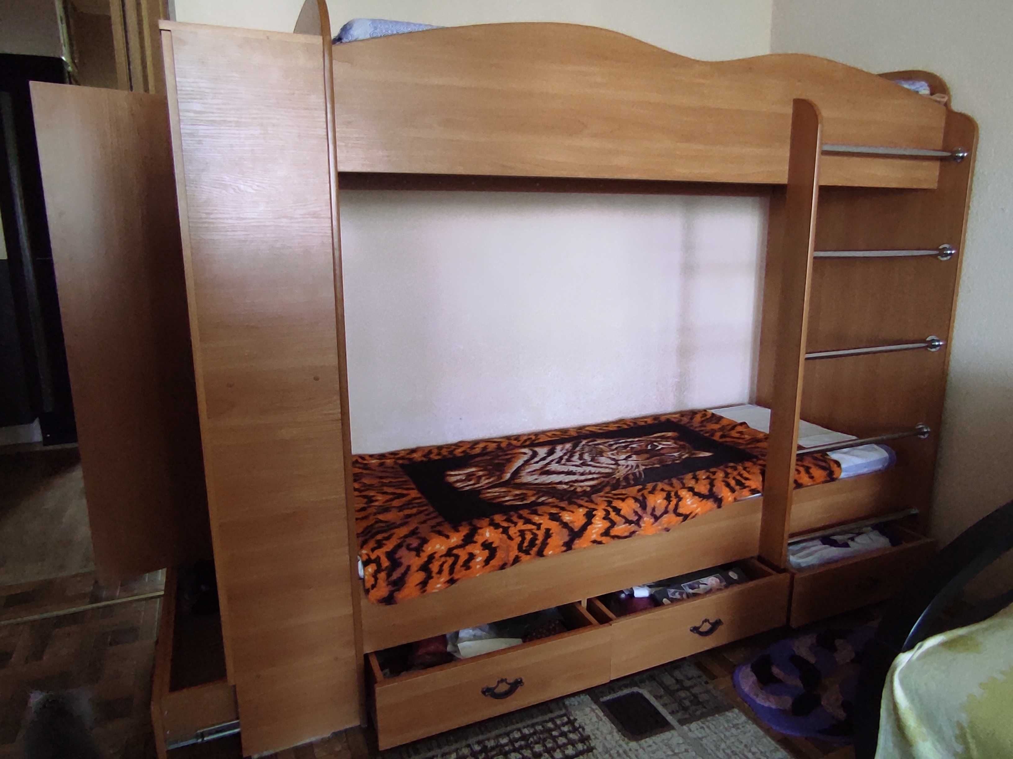 Двоярусне ліжко з шафою