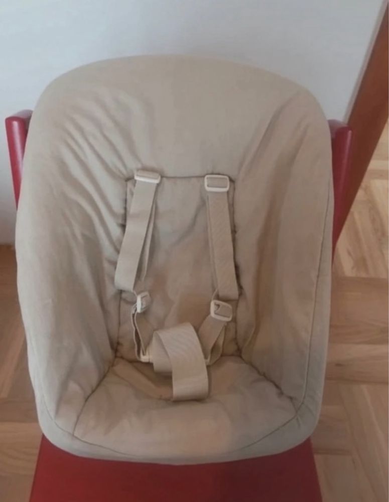 Stokke lezaczek do karmienia