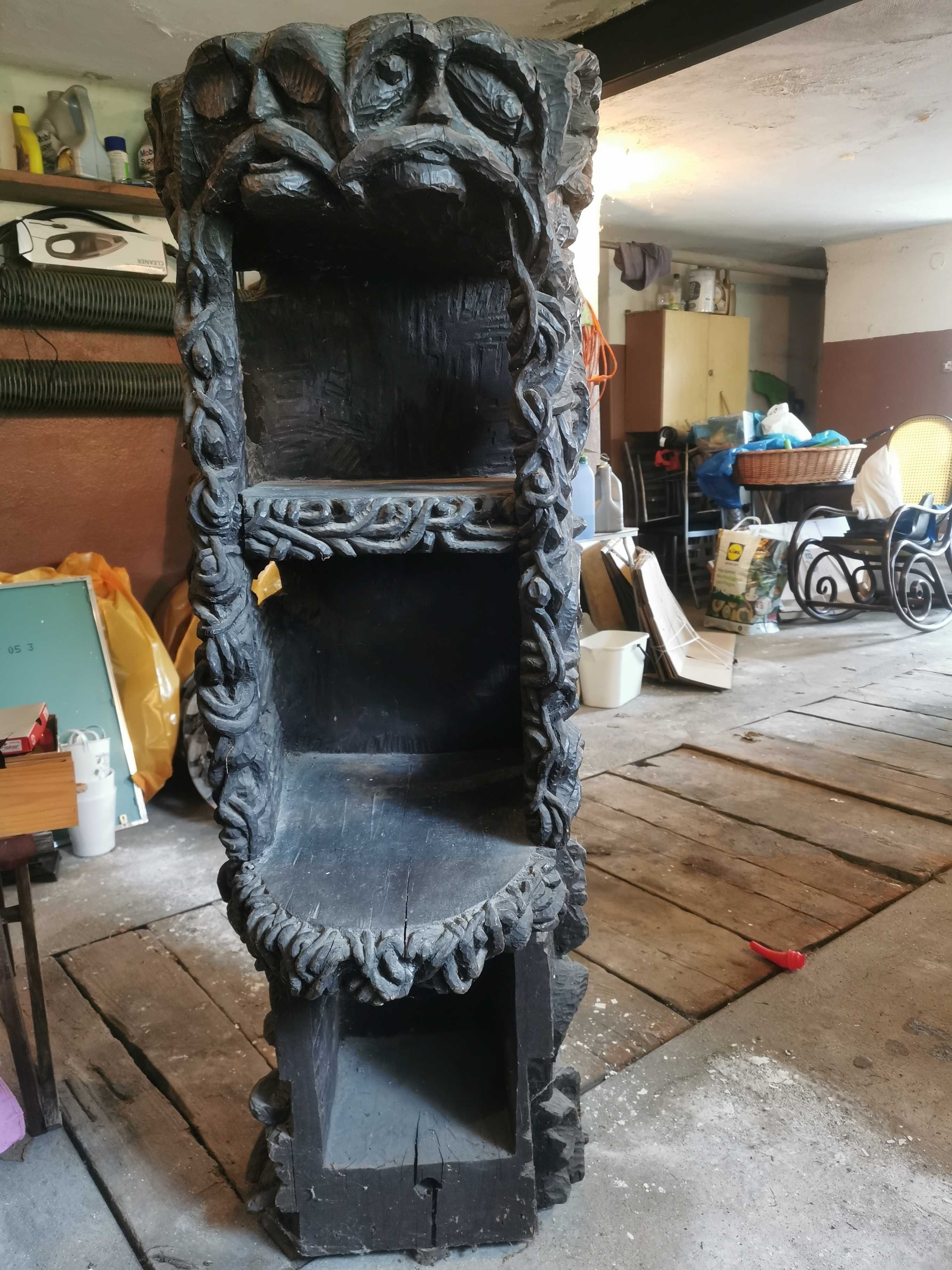 Rzęźbiony barek z 1 kawałka drewna oraz komplet stół/krzesła-