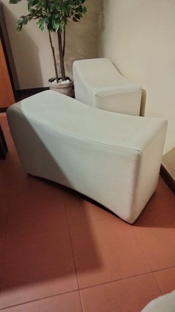 Bancos / pufs em pele branca.