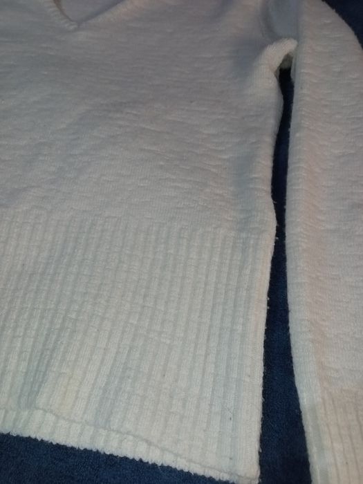 Білий жіночий светр із V - подібним вирізом