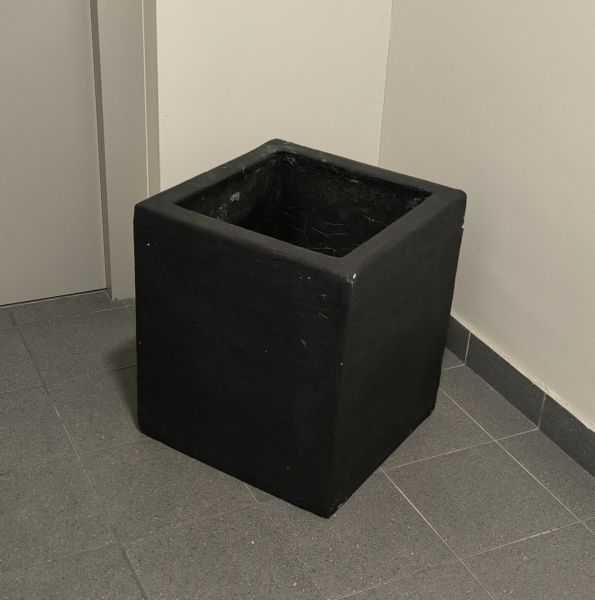 Duże donice zewnętrzne termo czarne 50x50x57 na taras, przed dom