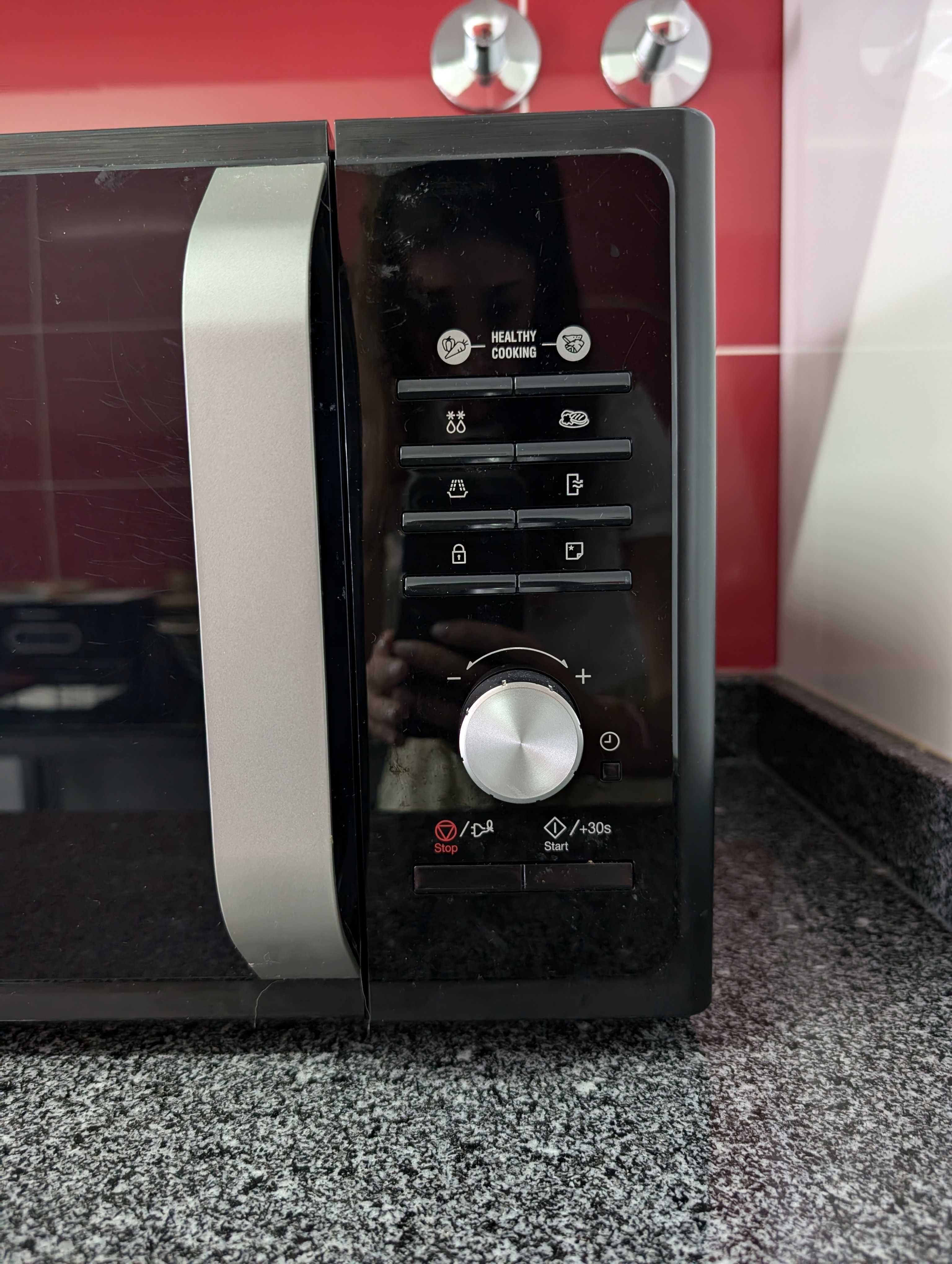 Microondas Samsung com grill preto 23L