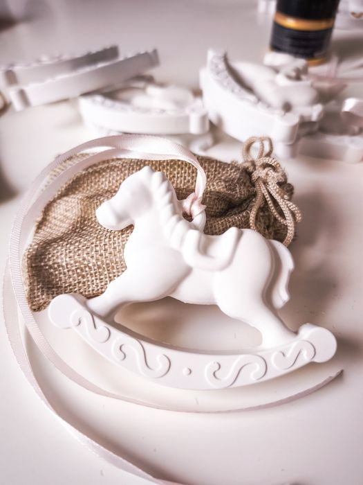 Zawieszka konik na biegunach