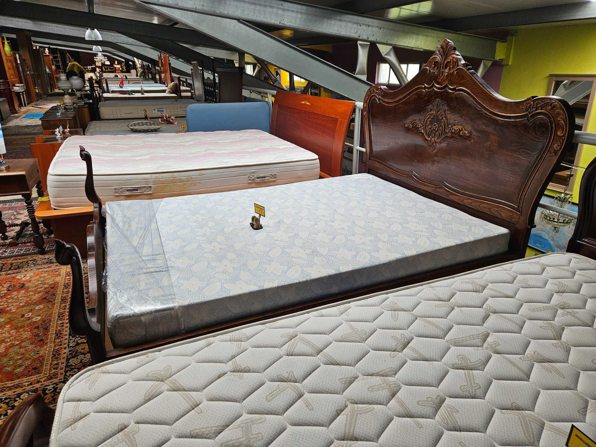 Cama antiga com estrado e colchão - óptimo estado