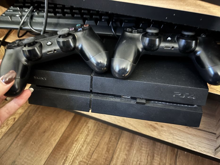 Playstation 4 konsola + 2 pady