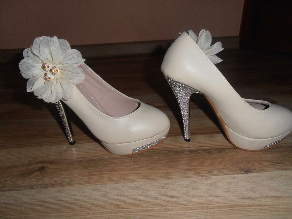 śliczne szpilki z  ozdobnym kwiatem