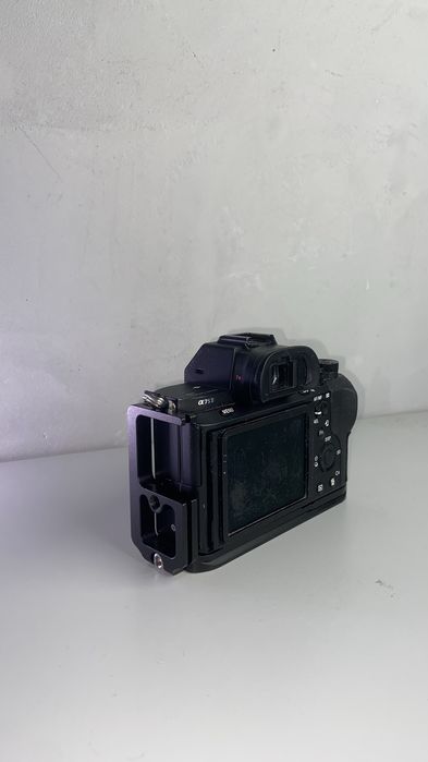 Sony a7sii + samyang AF 35mm f/1.4 + peak design sling 3l v2 + polar