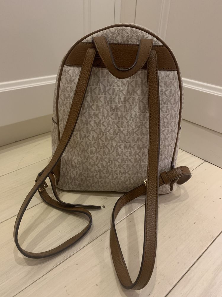 Michael Kors model ABBEY LARGE LOGO plecak