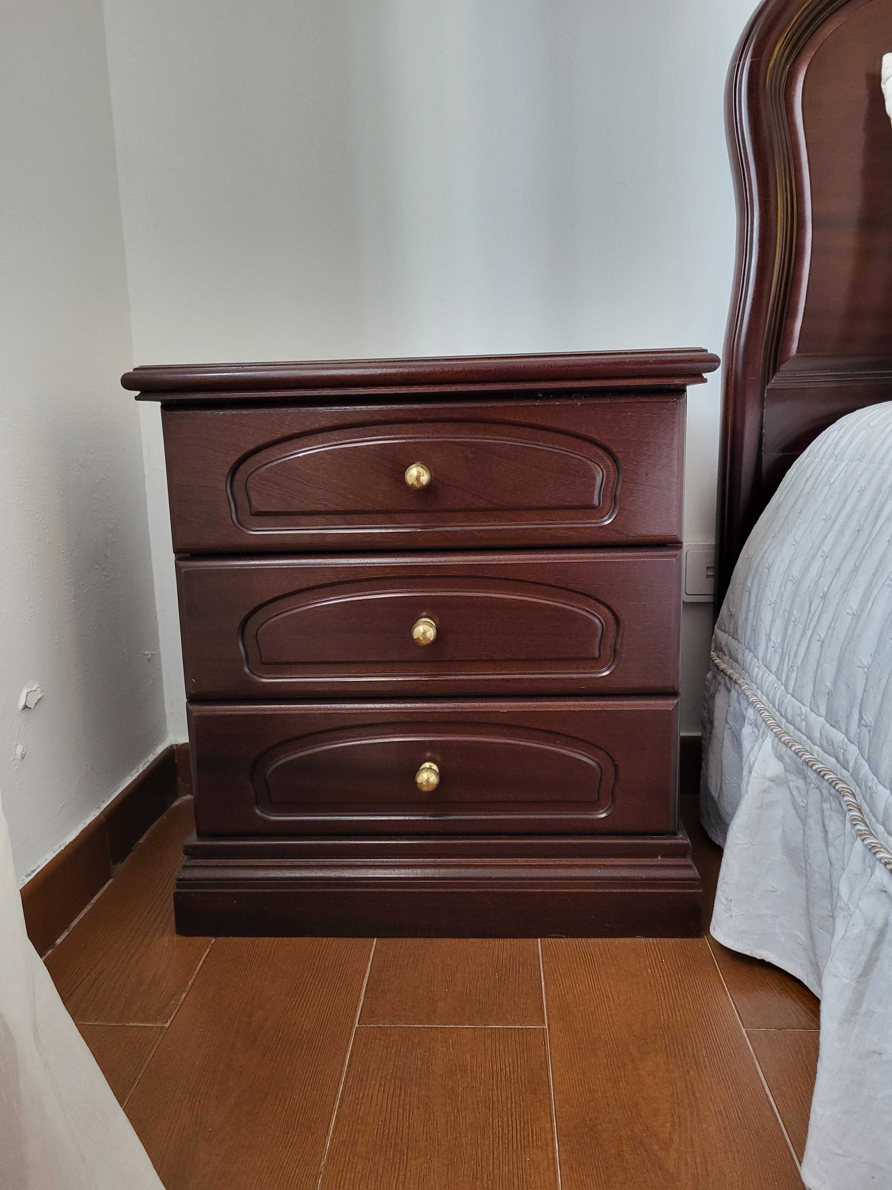 Mobília de quarto de  casal em mogno.