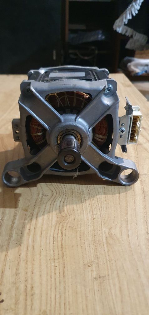 Двигун  на пральну машину Hotpoint-Ariston WMD 942K EU