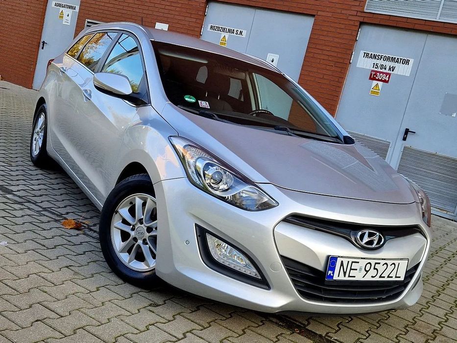 Hyundai I30 1.6_Klimatronic_Alu_Navi_Duzy wyswietlacz_Serwis_Ledy_Zarejestrowany
