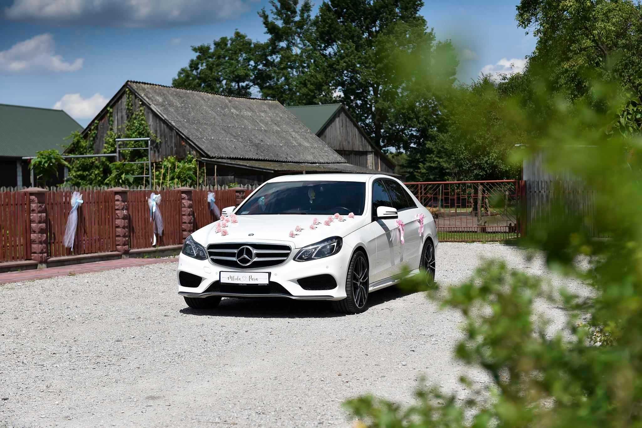 Auto do ślubu biały Mercedes E klasa