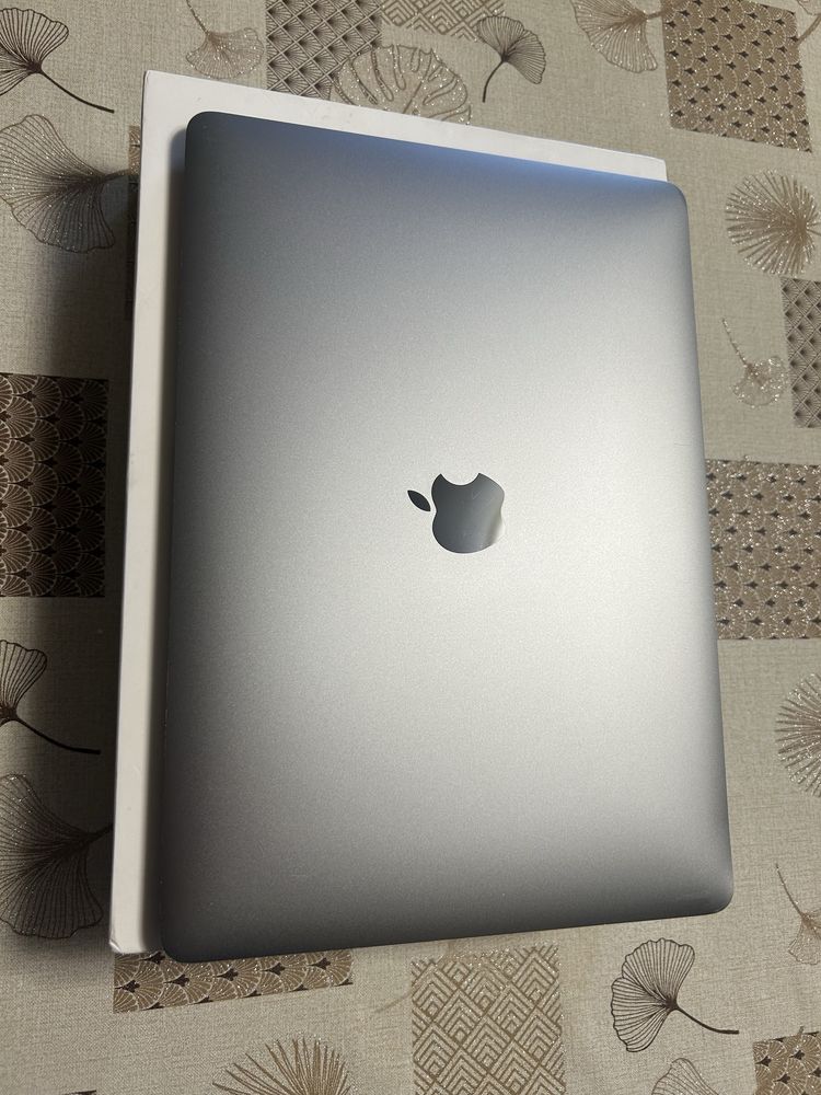 MacBook M1 8 gb.