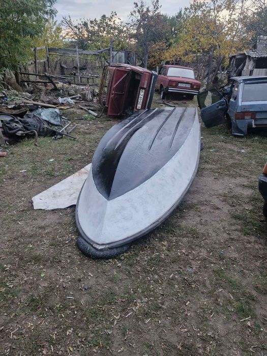Продам пластікову лодку Ладуга
