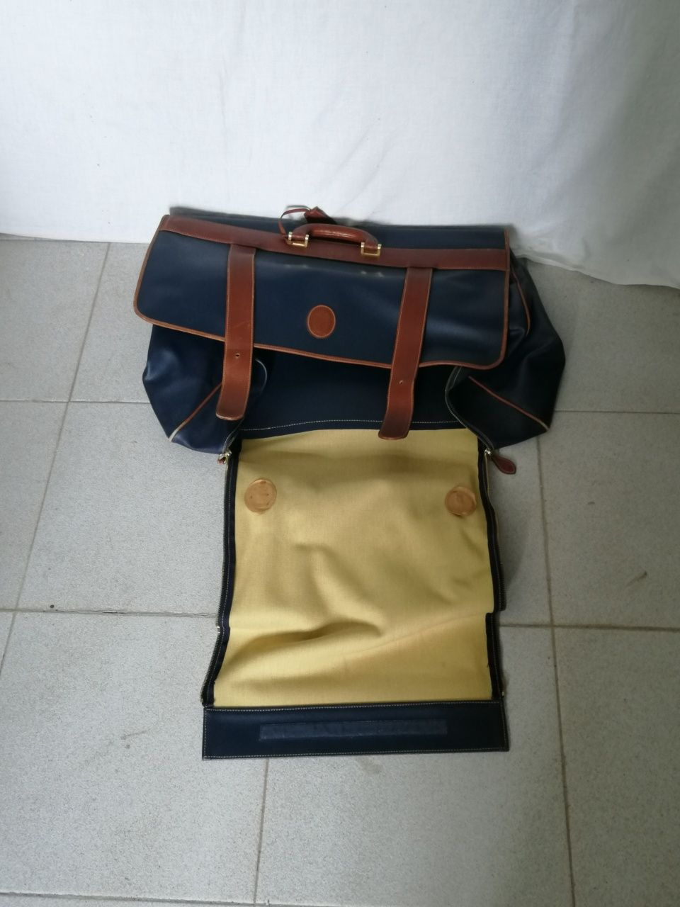 2 sacos/malas de viagem.