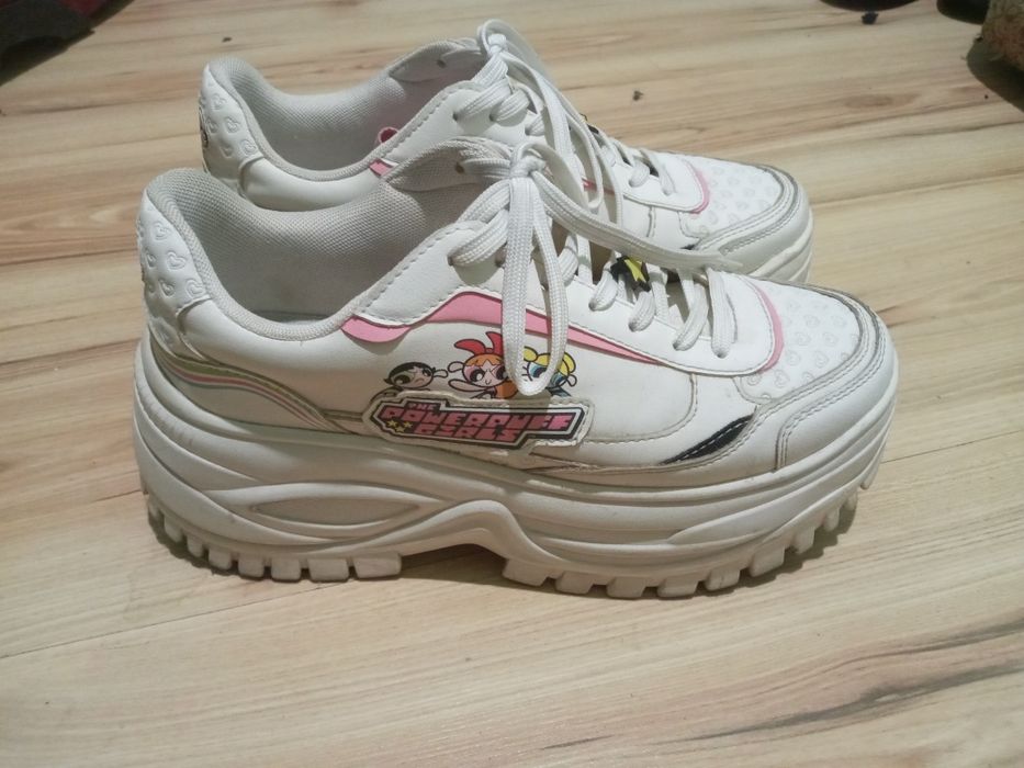 Продам джинси, кросівки, зимові ботинки.