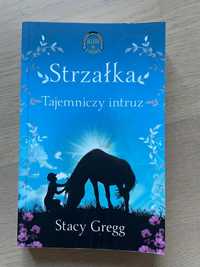 Książka Strzałka - Tajemniczy intruz - Stacy Gregg