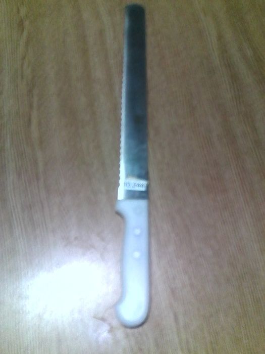 Mais facas de serrilha