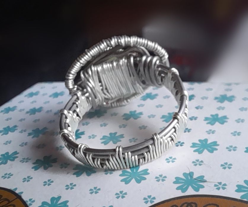 Anel em prata, brilha no escuro