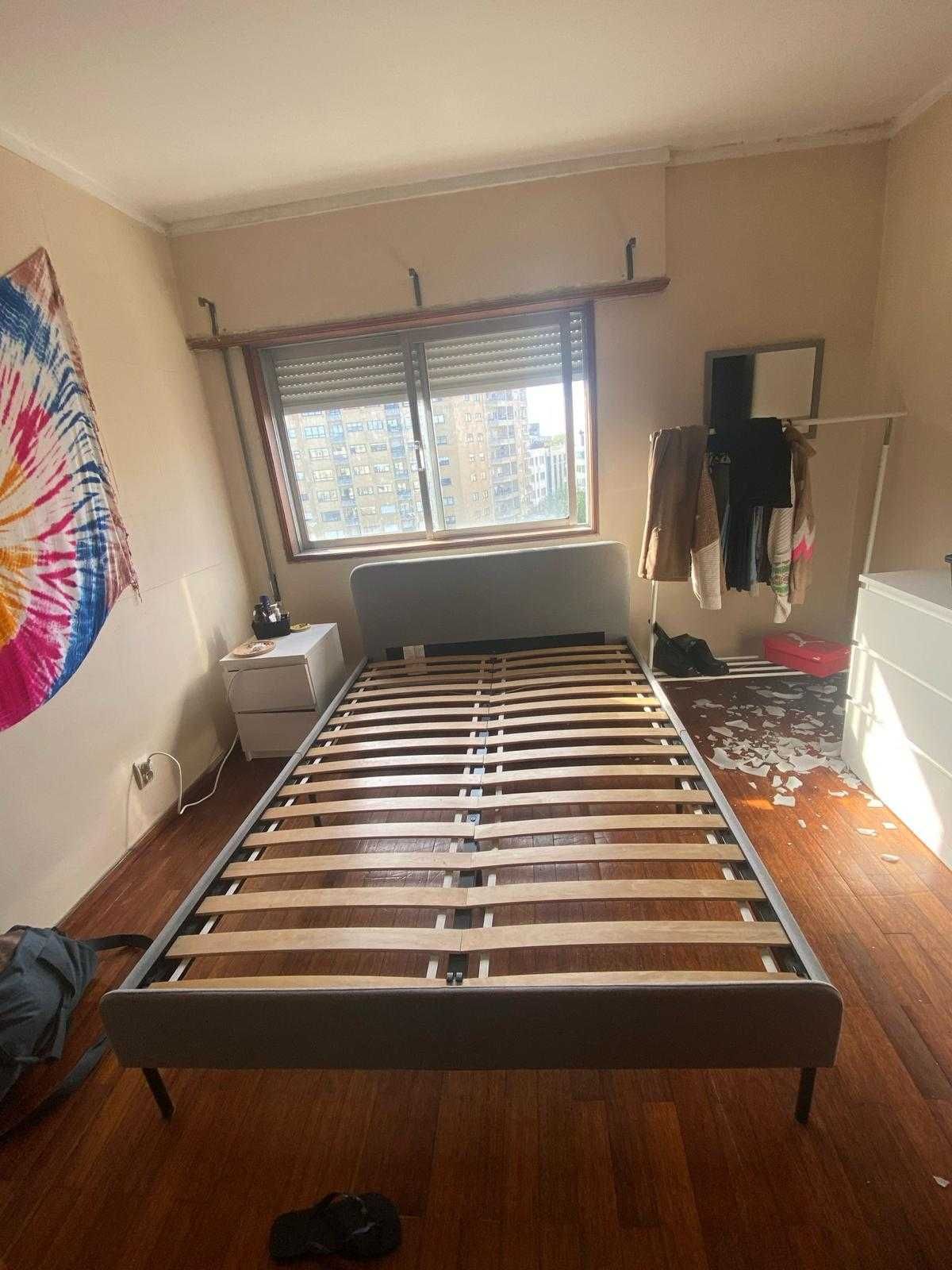 Cama em ótimo estado, para descansar a matéria com conforto