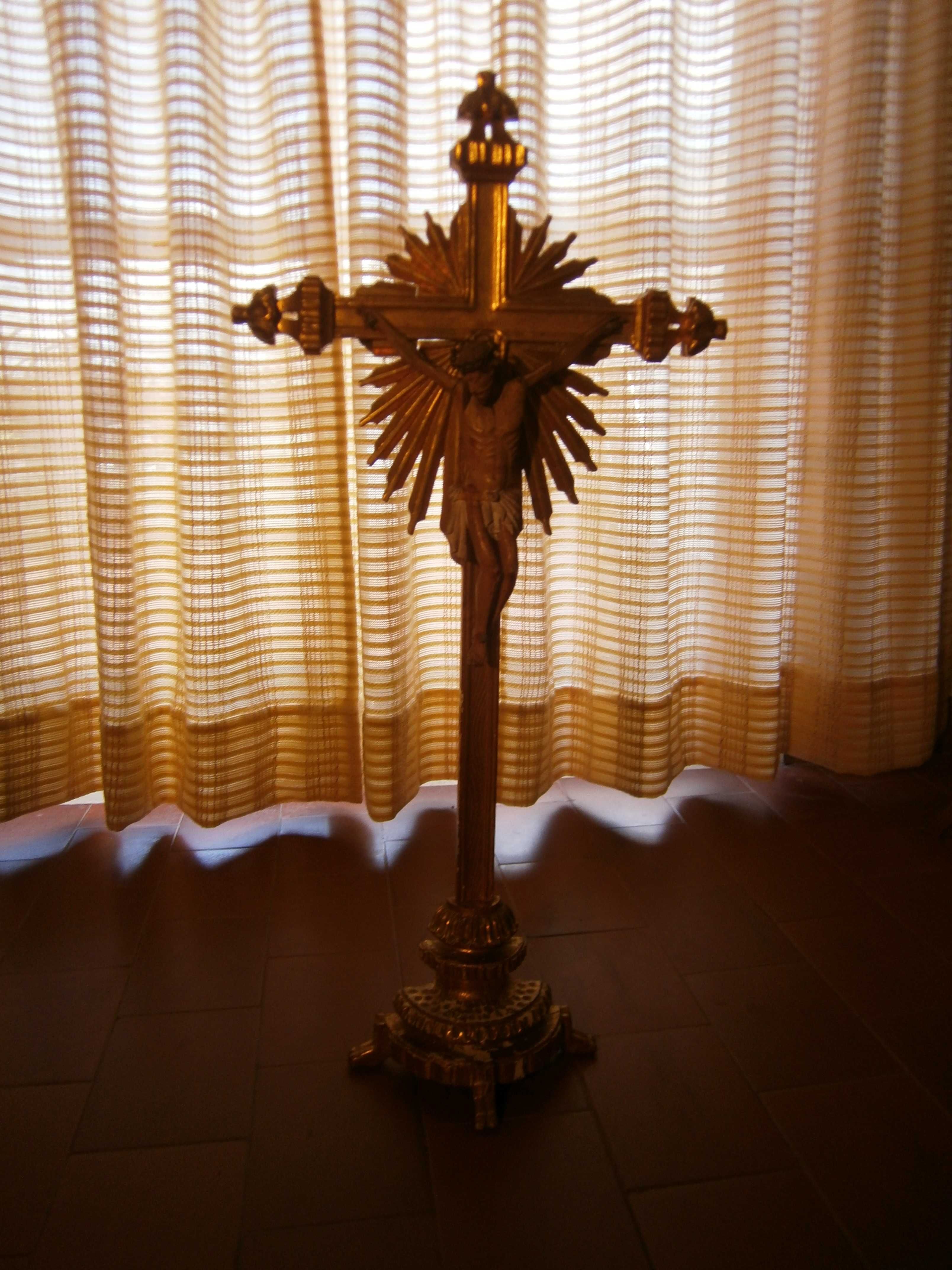 Crucifixo centenário em madeira