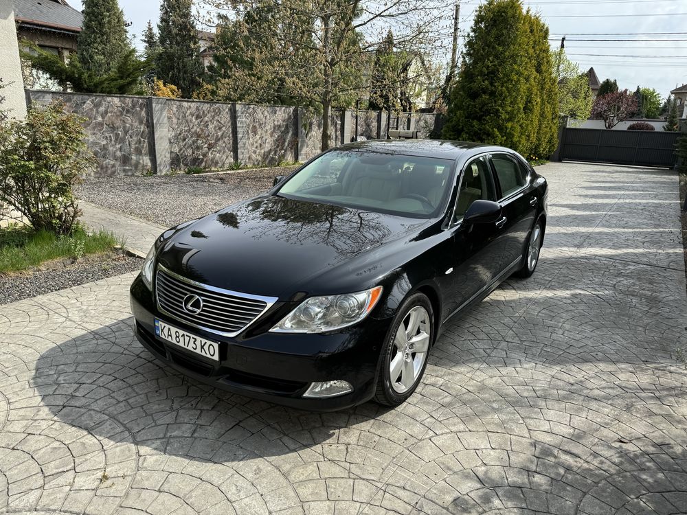 Lexus LS460L ottoman