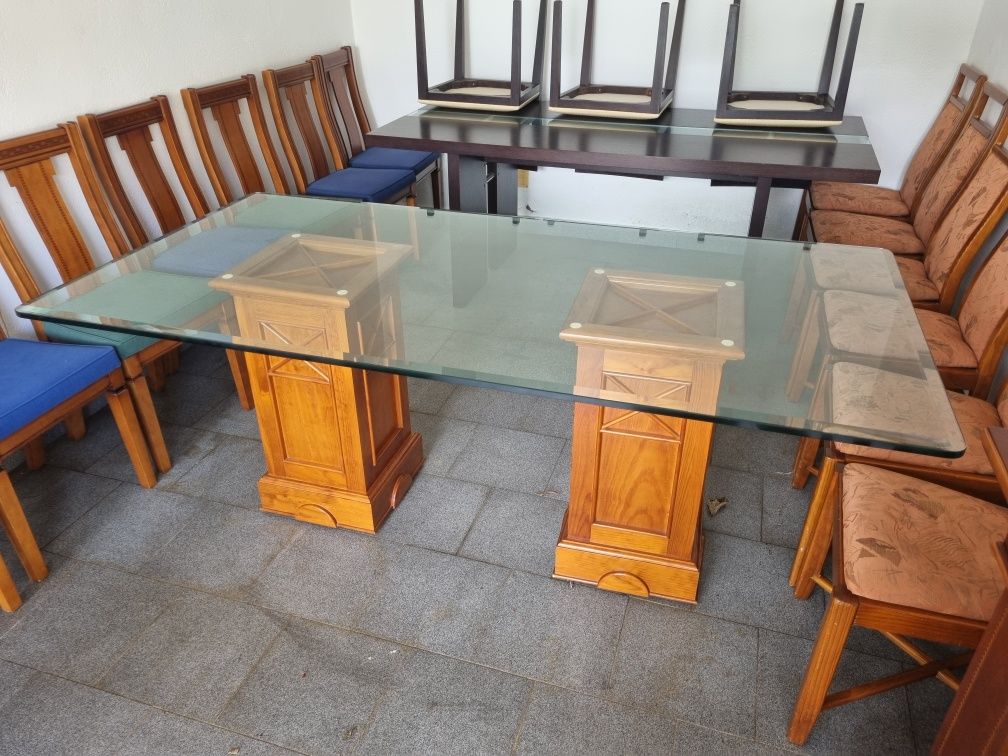 Mesa com tampa de vidro e 6 cadeiras