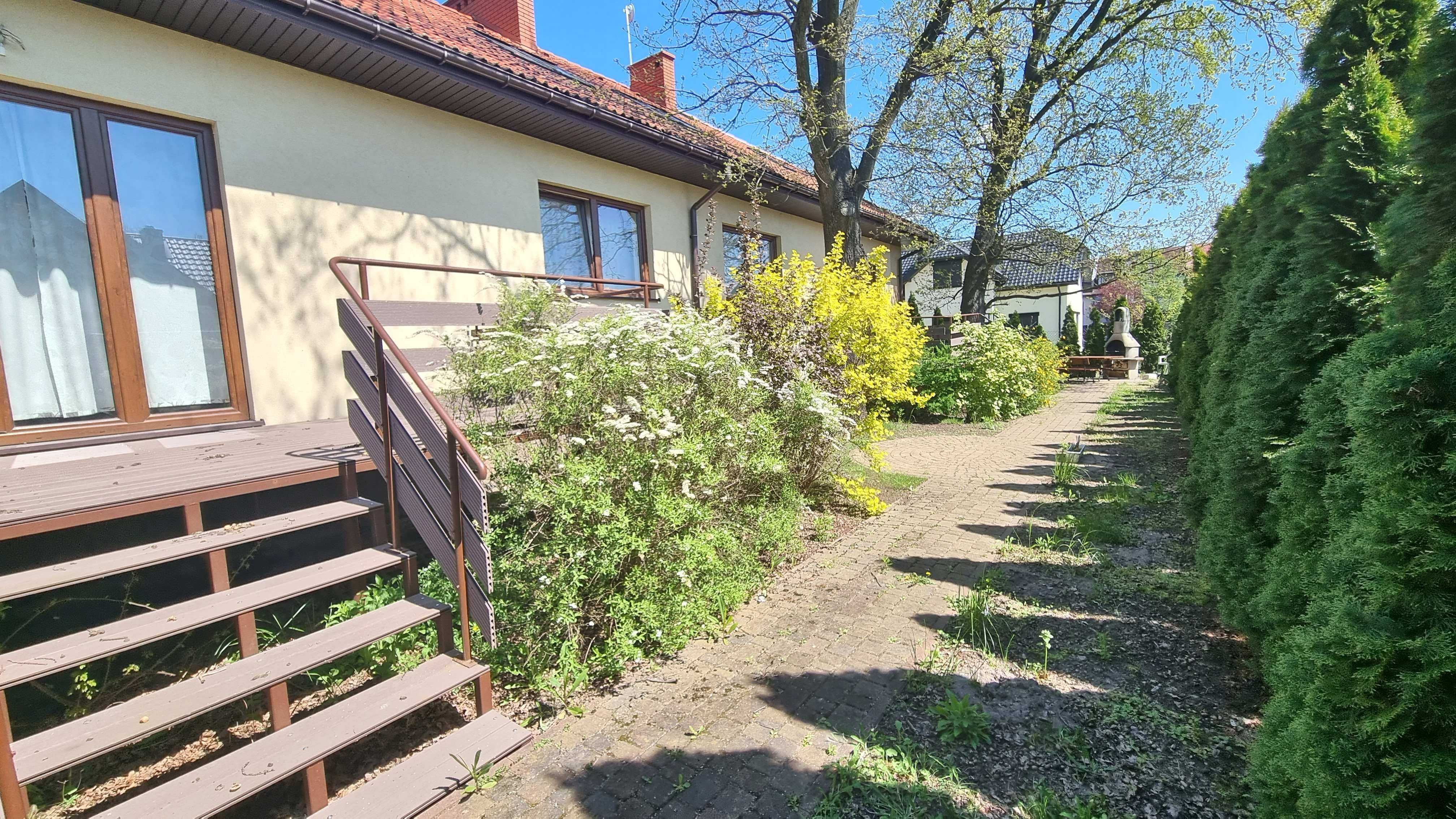 Hostel z ogrodem i grillem
