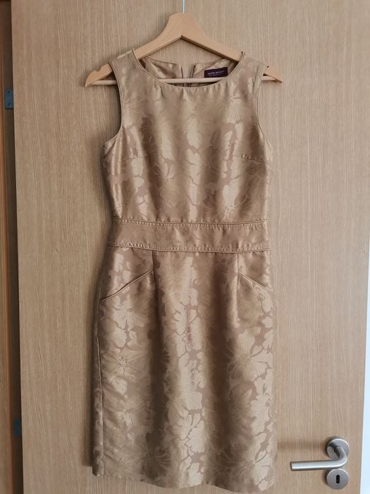 Vendo vários vestidos