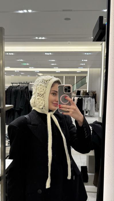 В’язаний гачком чепчик з рельєфними квітами Zara