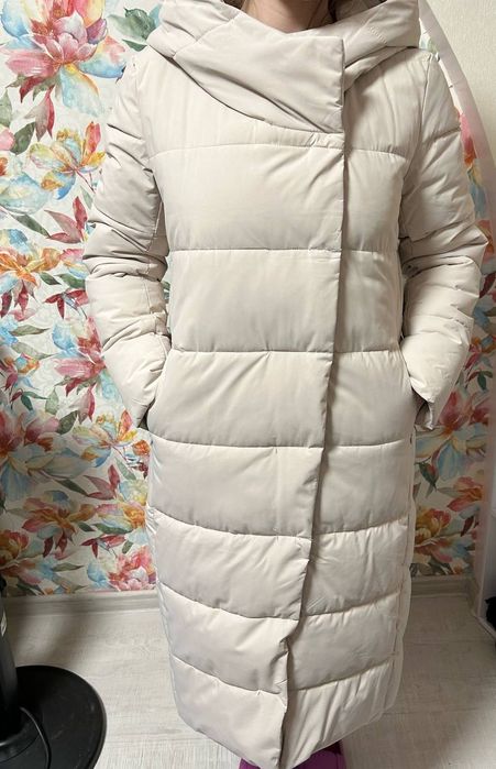 Жіночий білий пуховик