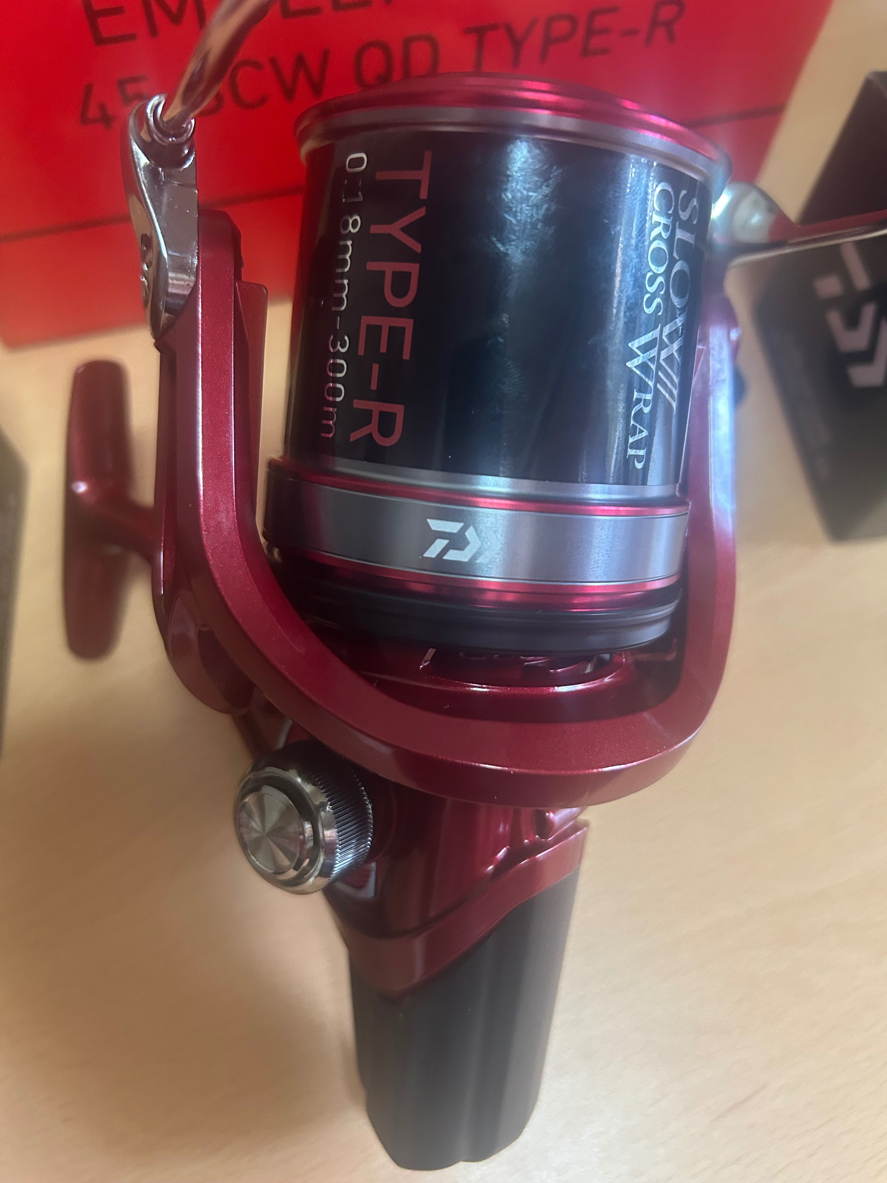 Carreto Daiwa Emblem Surf 45 SCW QD Typ R Novo