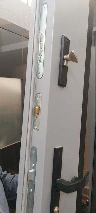 Drzwi zewnętrzne 75 plus powystawowe.