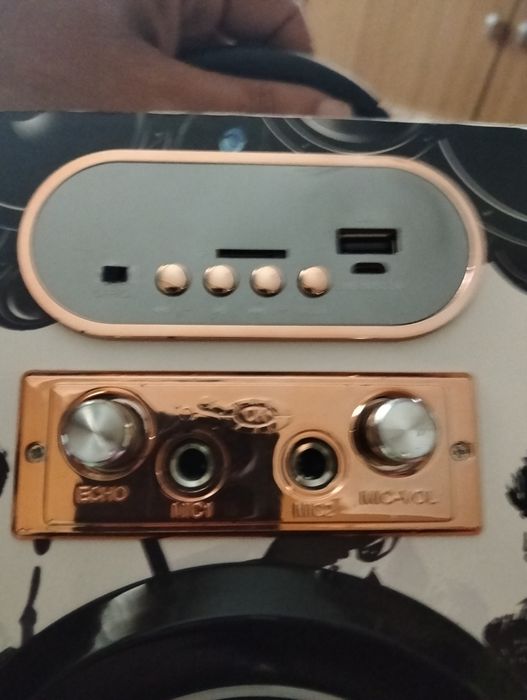 Coluna de bluetooth com luzes e pega sem carregador