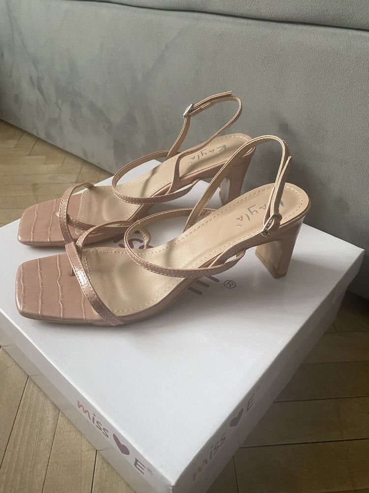 Nowe sandaly na obcasie