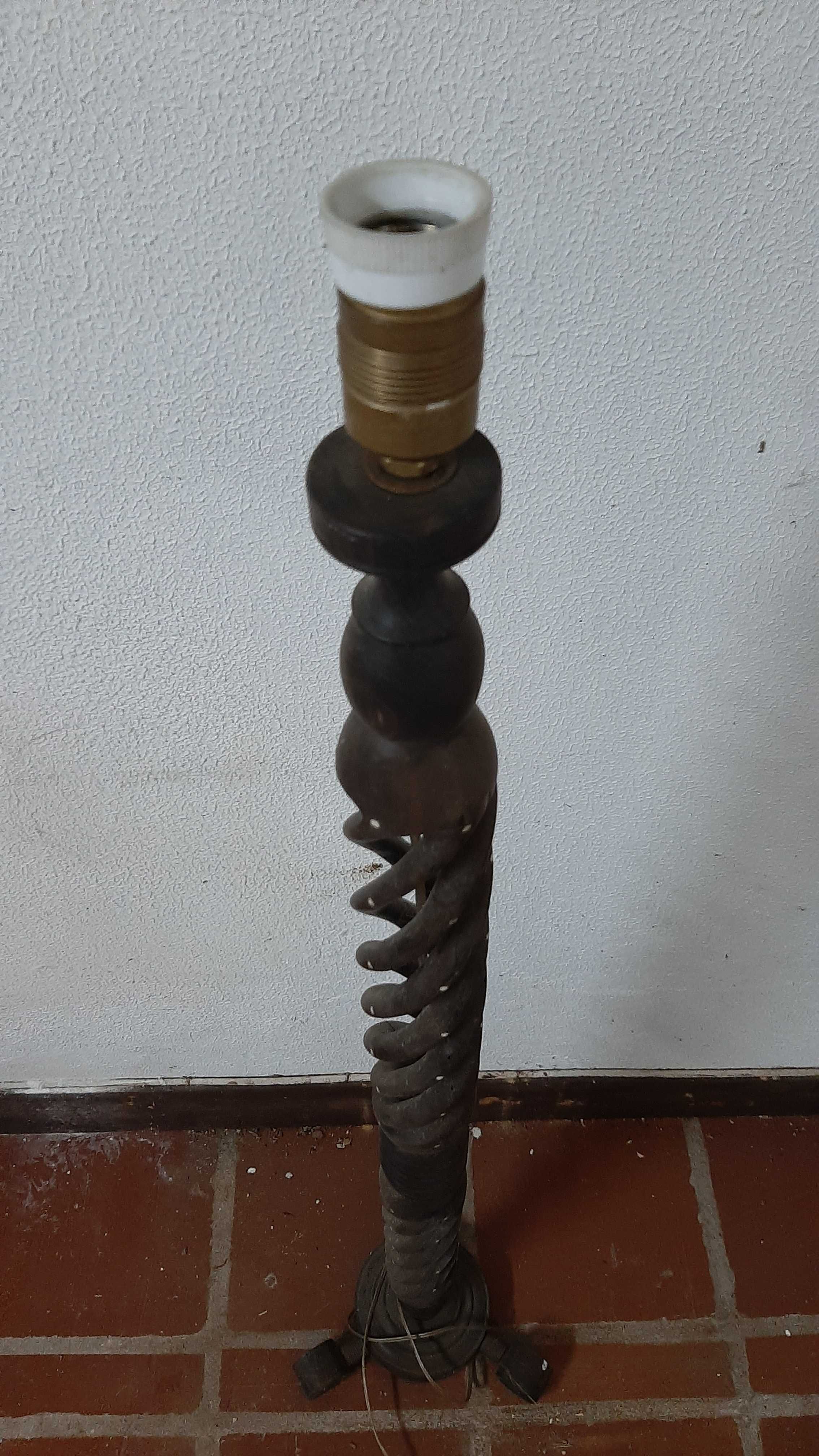 Candeeiro pé alto em pau preto, artesanato Moçambique, anos 60