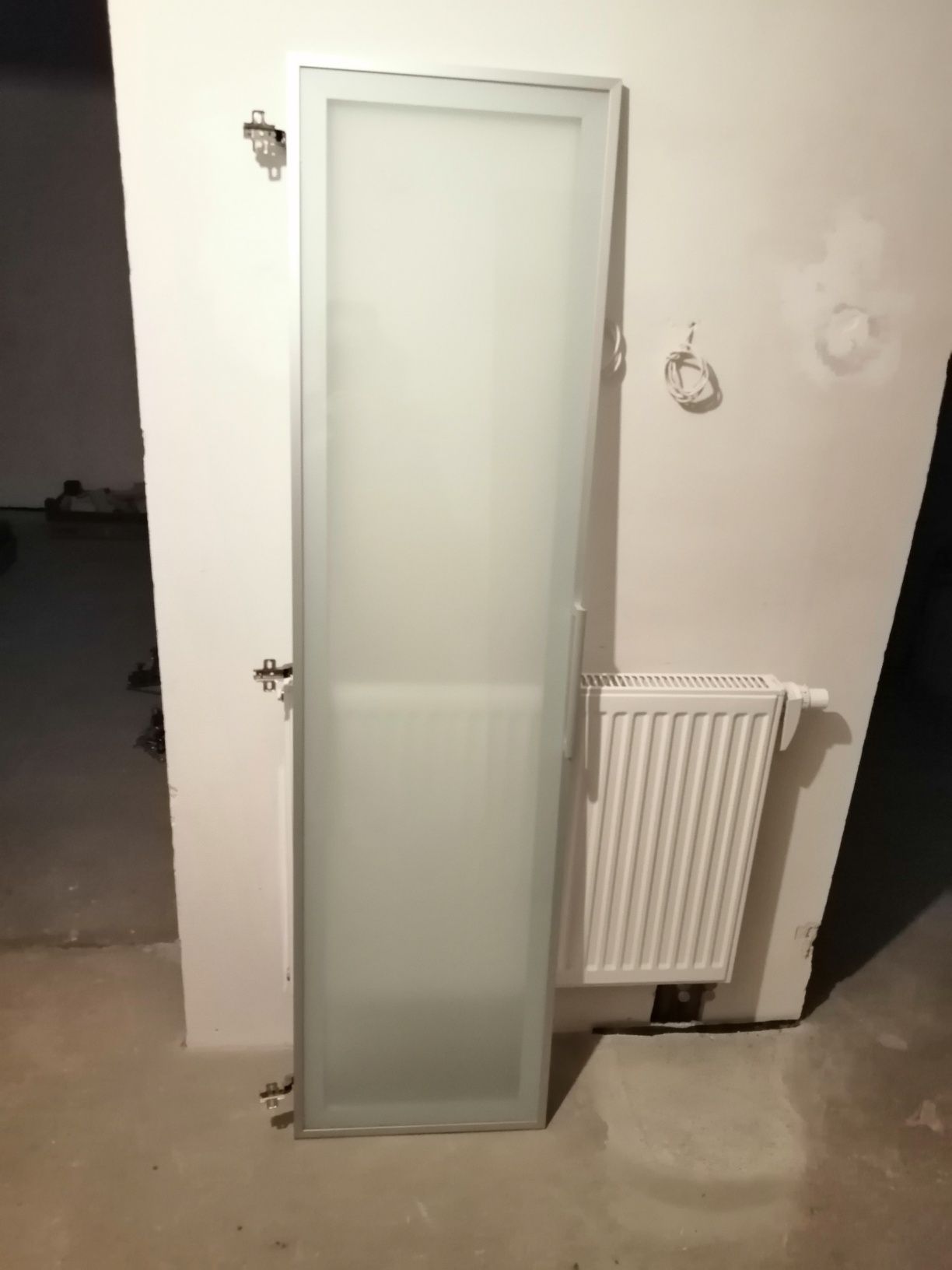 Drzwi z zawiasami do szafy lub zabudowy
