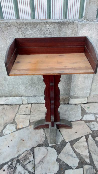 Púlpito antigo em madeira e pés com folha de cobre