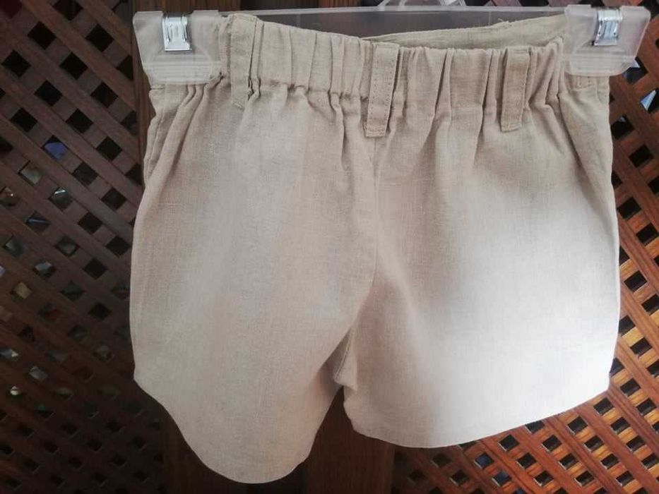 Conjunto de calções de linho e camisa branca