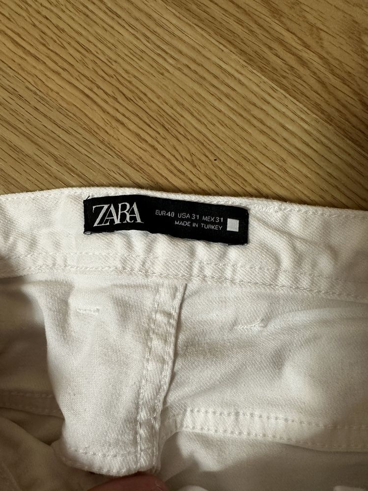 Белые джинсы Zara