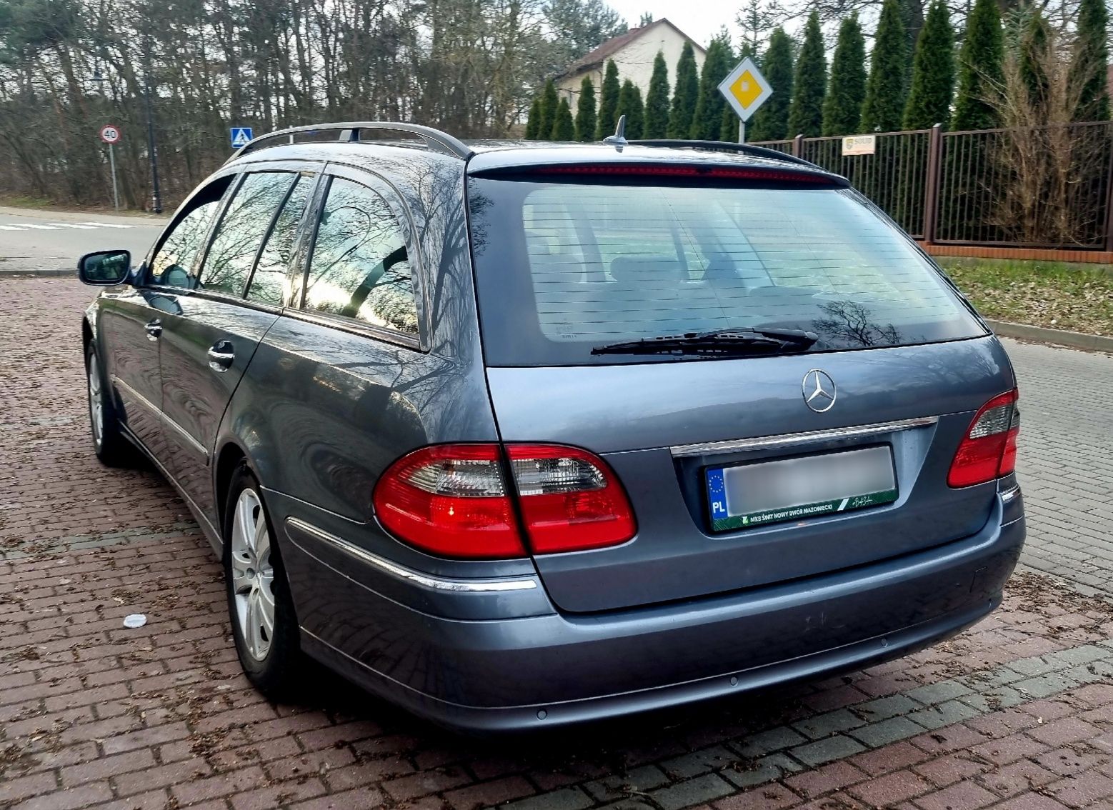 Sprzedam Mercedesa E klasa, zadbany, xenon, 3.0 V6, książka serw.