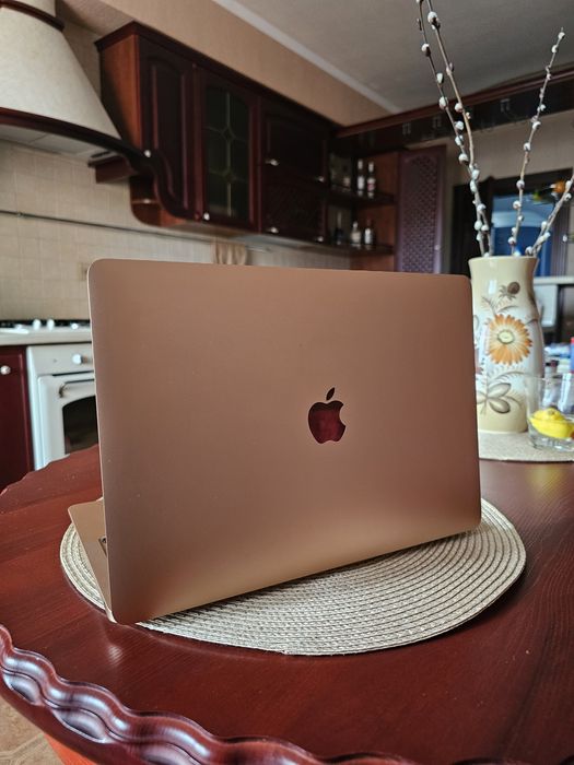 MacBook air M1 8/256 идеал новый 17 циклов акб