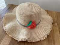 kapelusz dziewczęcy - ozdobiony truskawką
