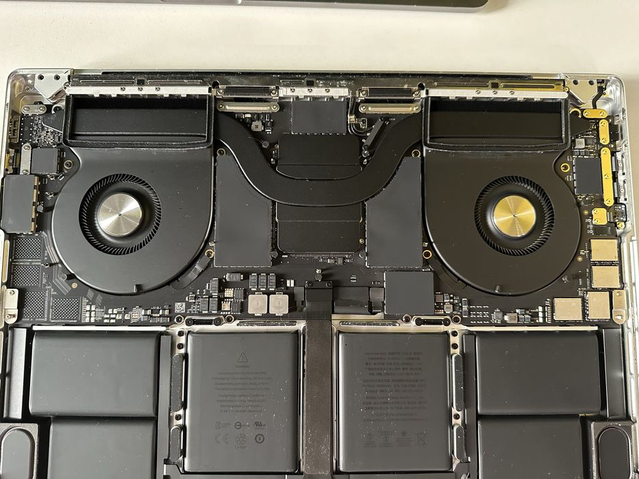 Системна плата MacBook Pro 16” A2485 M1 MAX/32/1T донор на деталі