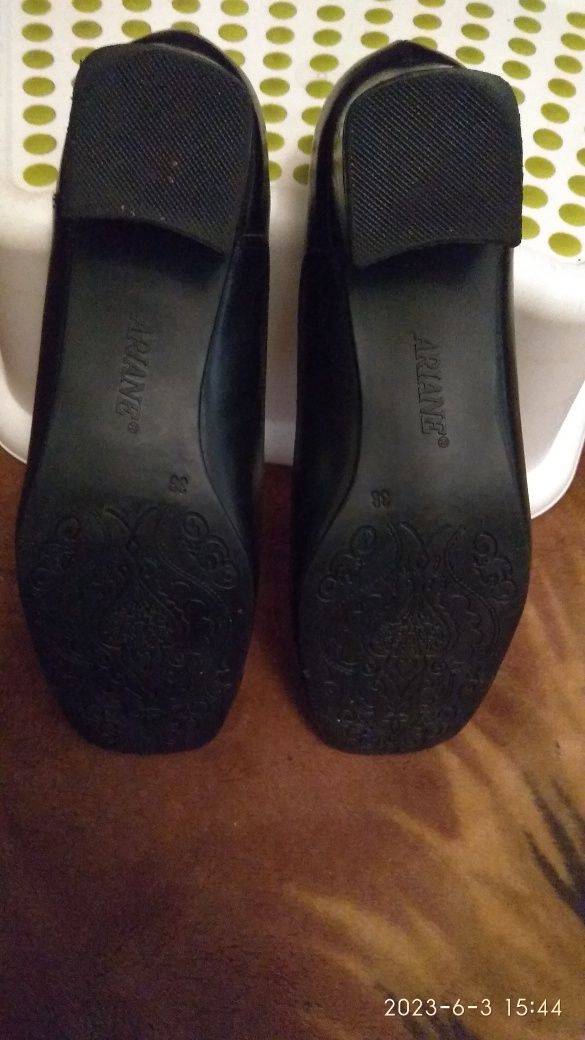 Продам чорні жіночі туфлі