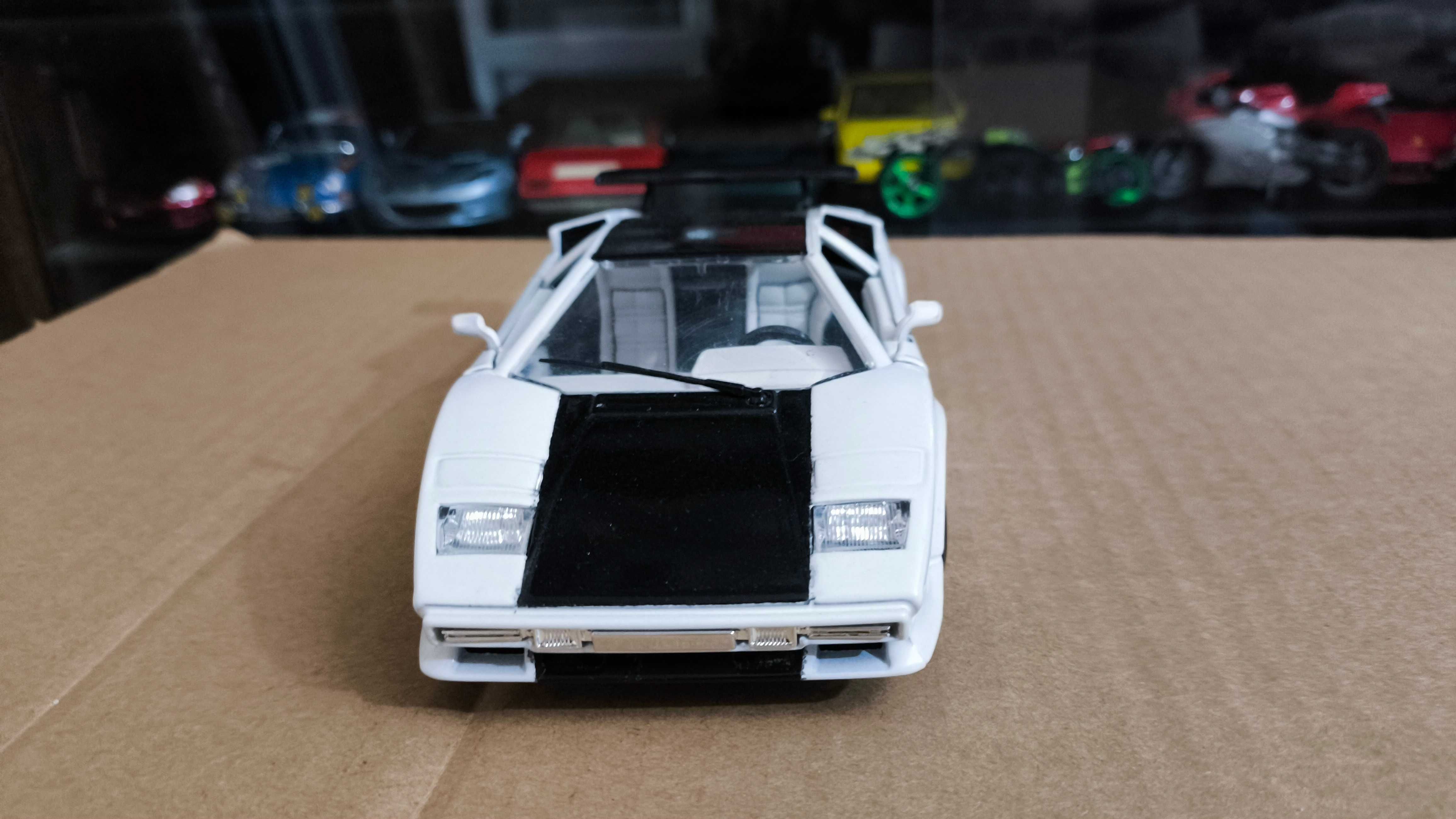 Машинка, модель, іграшка 1/24 Lamborghini Countach 1988 Bburago