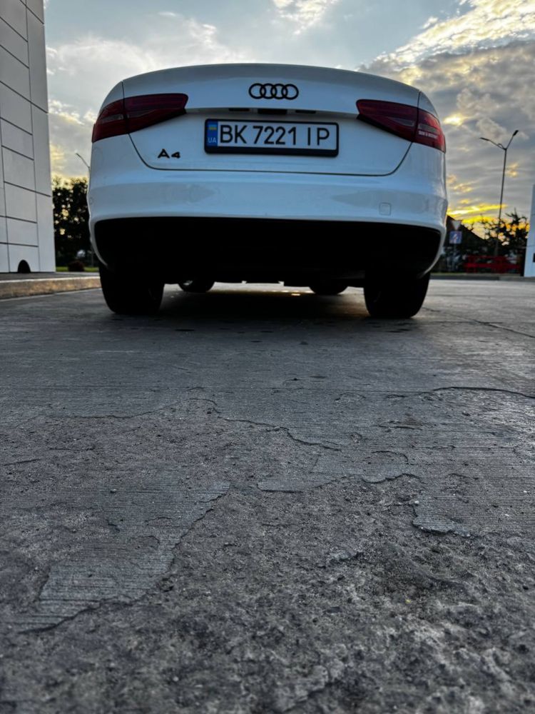 Audi A4 Premium S-Lain 2013 rest