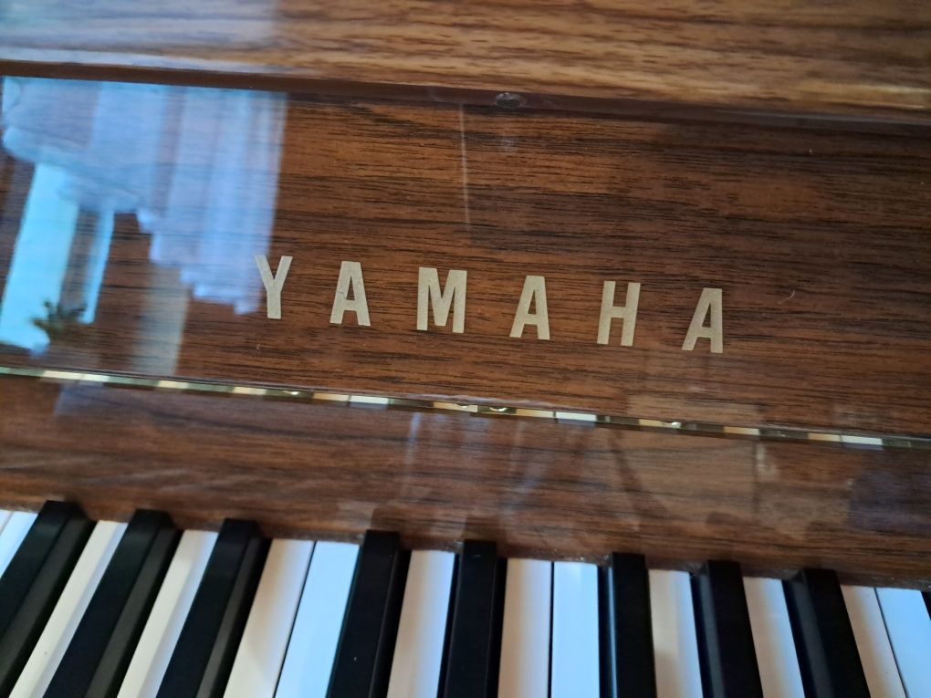 Pianino YAMAHA z połyskiem