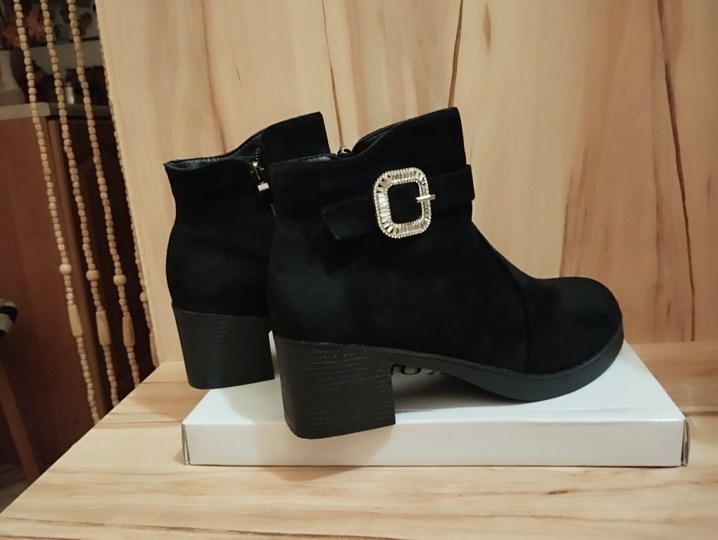 Śliczne damskie zimowe buty  długość  wkladki 25cm